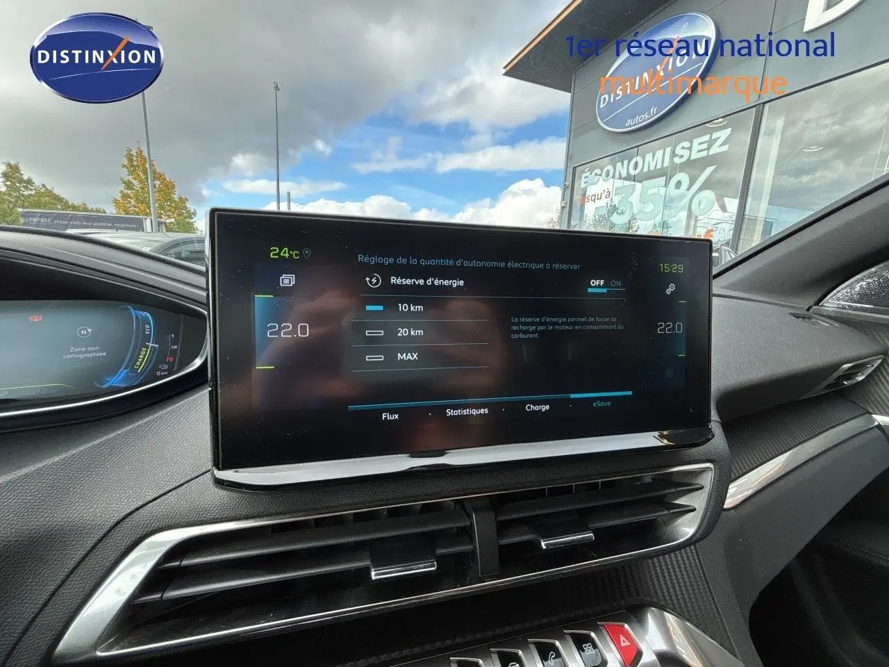 Vue intérieure du tableau de bord du Peugeot 3008 Hybrid 2024 avec écran tactile affichant la gestion de l'autonomie électrique.