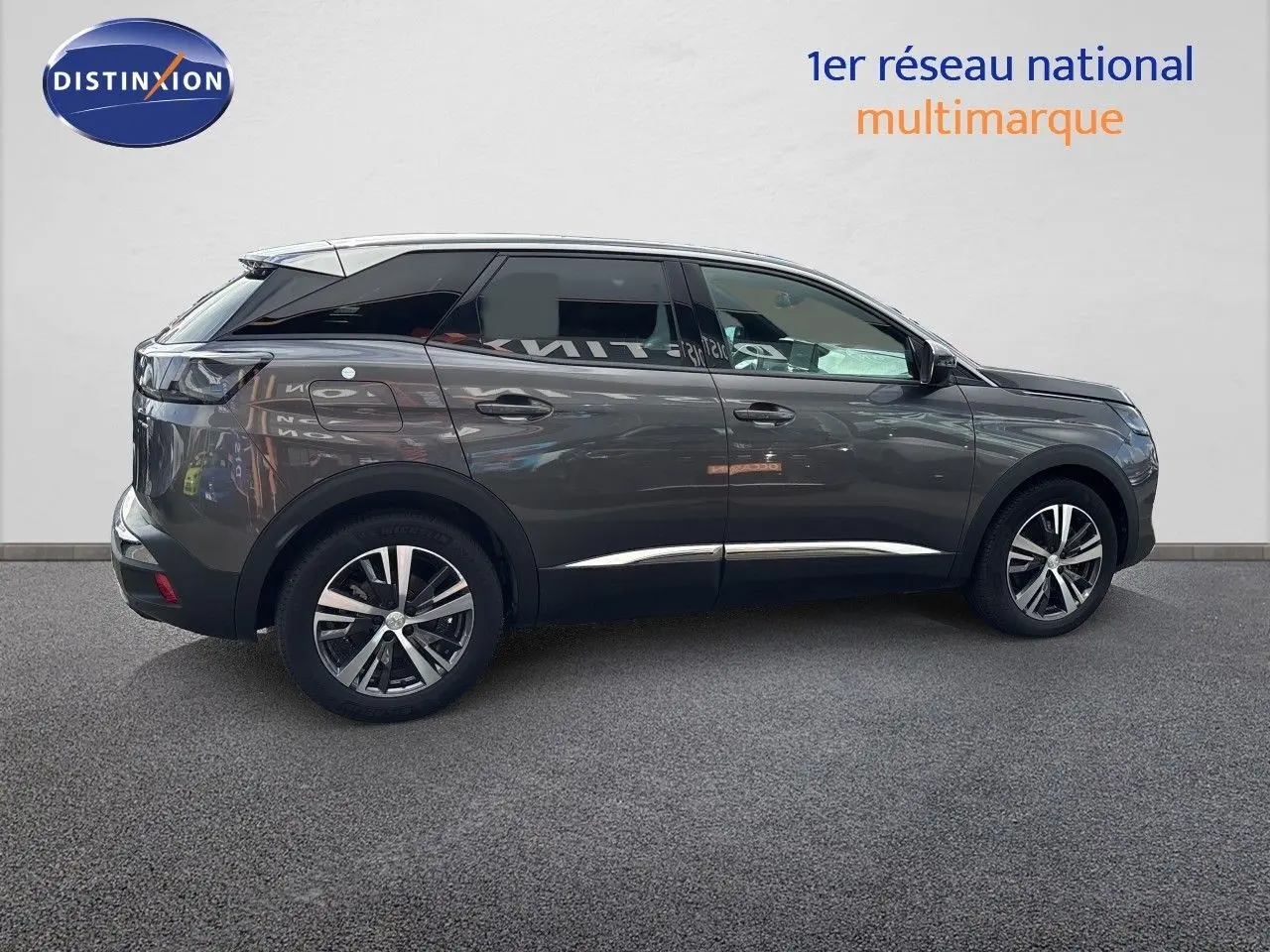 Profil droit du Peugeot 3008 Hybrid 180ch gris platinium métal, soulignant ses jantes alliage et lignes modernes.