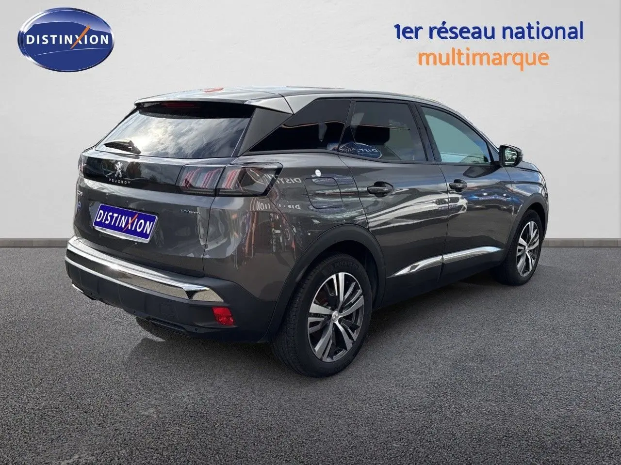 Vue 3/4 arrière droite d’un Peugeot 3008 Hybrid gris platinium métal avec jantes alliage et vitres teintées.