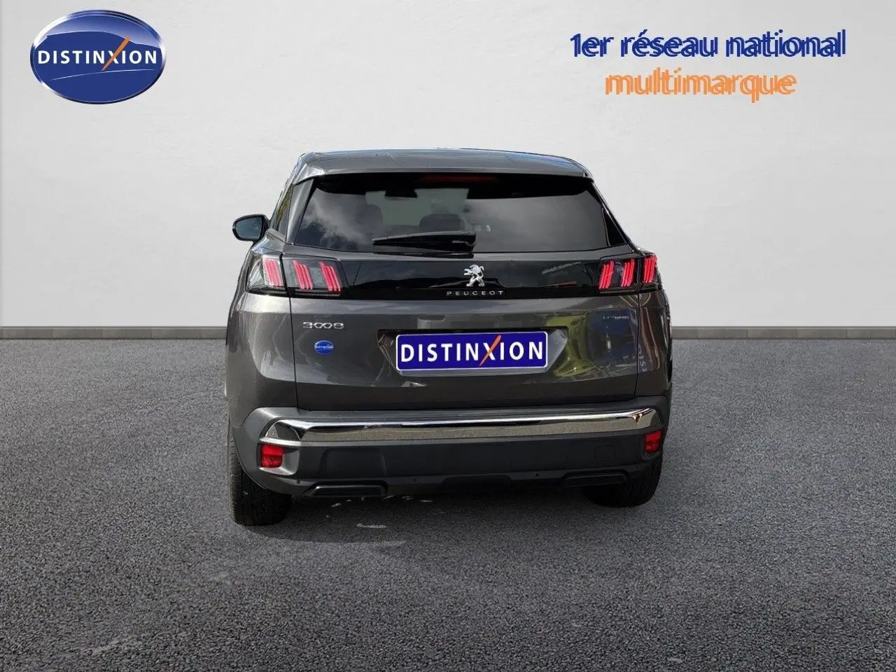Vue arrière d’un Peugeot 3008 gris platinium métal 2024, avec feux LED caractéristiques et logo au centre du hayon.
