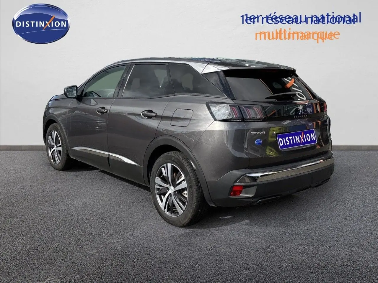Vue 3/4 arrière droite d'un Peugeot 3008 Hybrid gris platinium métal avec jantes alliage et feux arrière LED.