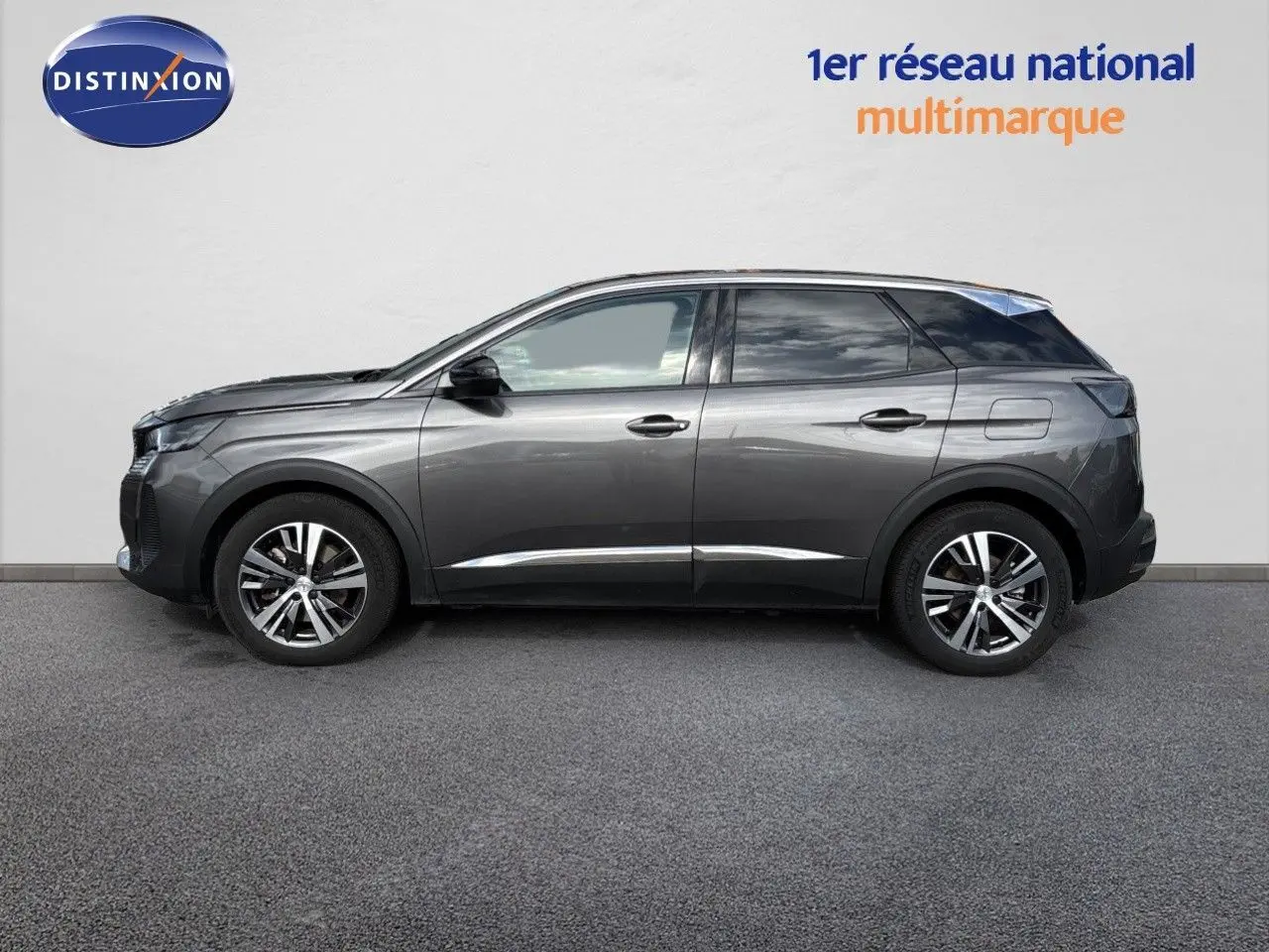 Peugeot 3008 hybride rechargeable gris platinium métal, vue profil côté gauche sur fond neutre.