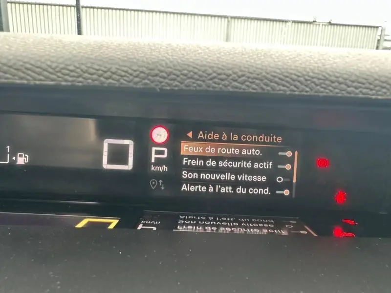 Tableau de bord numérique de Citroën C3 Aircross 2026 affichant l'aide à la conduite et la vitesse en mode parking.