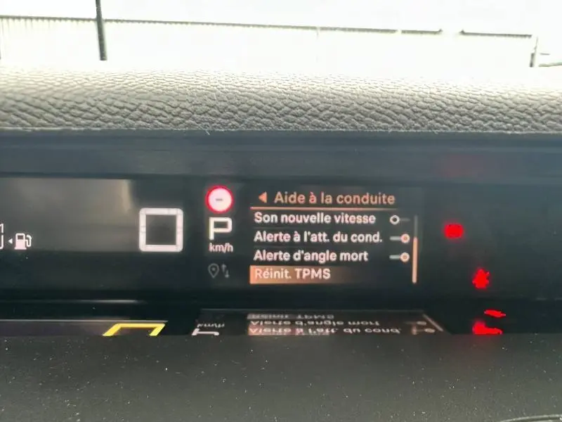 Affichage numérique du tableau de bord du Citroën C3 Aircross 2026, montrant les alertes d'aide à la conduite.
