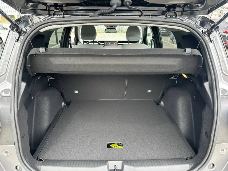Coffre ouvert vu de l'arrière d'une Citroën C3 Aircross gris Mercury avec cache-bagages et intérieur noir.