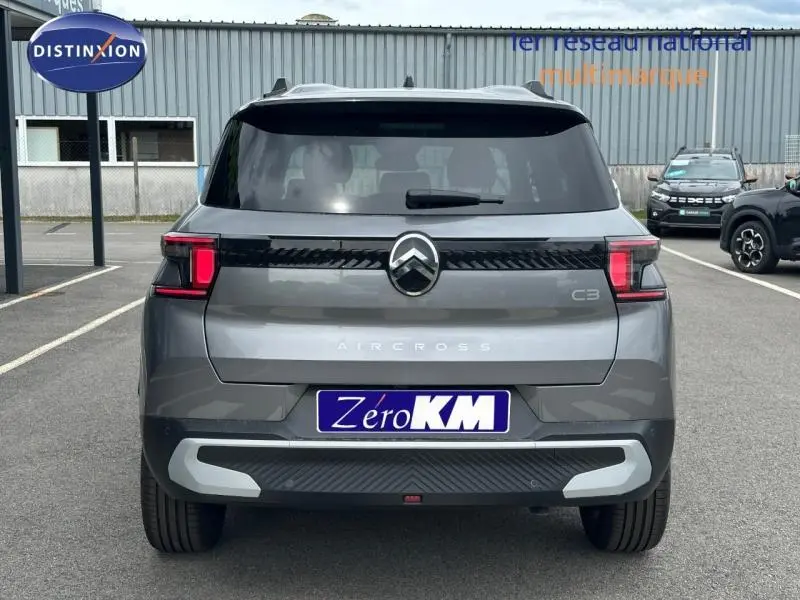Vue arrière d'un Citroën C3 Aircross gris Mercury avec toit noir et feux arrière LED distinctifs.