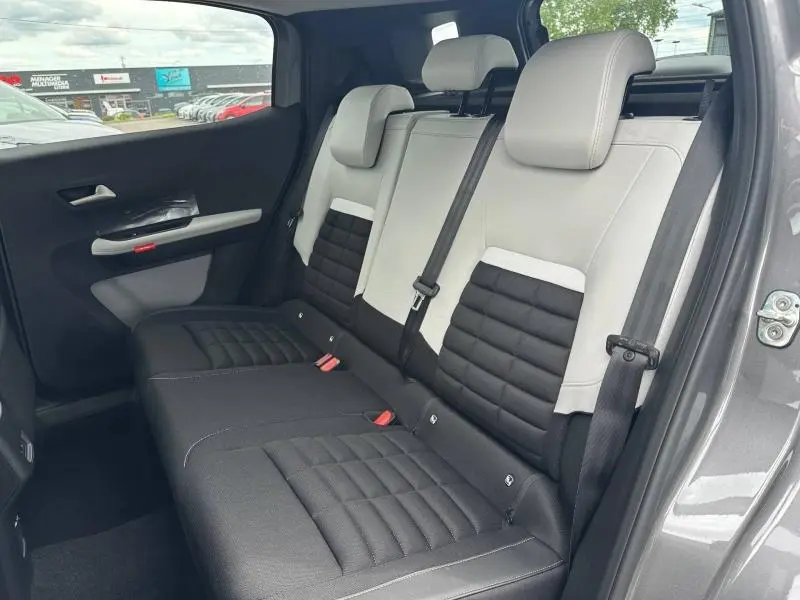 Vue intérieure côté droit des sièges arrière bicolores gris clair et noir du Citroën C3 Aircross 2026.