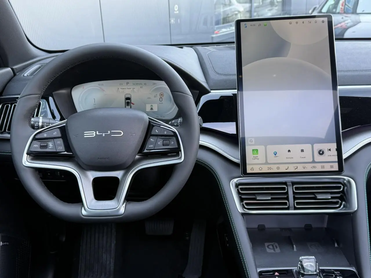 Vue intérieure centrée sur le volant noir BYD et l'écran tactile vertical du tableau de bord du Seal U 2025.