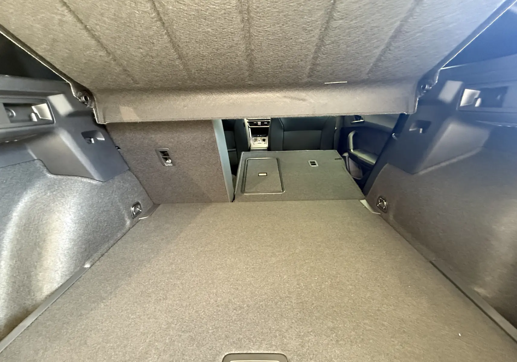 Vue intérieure du coffre du CUPRA Formentor gris 2026, avec banquette arrière rabattue et plancher plat.