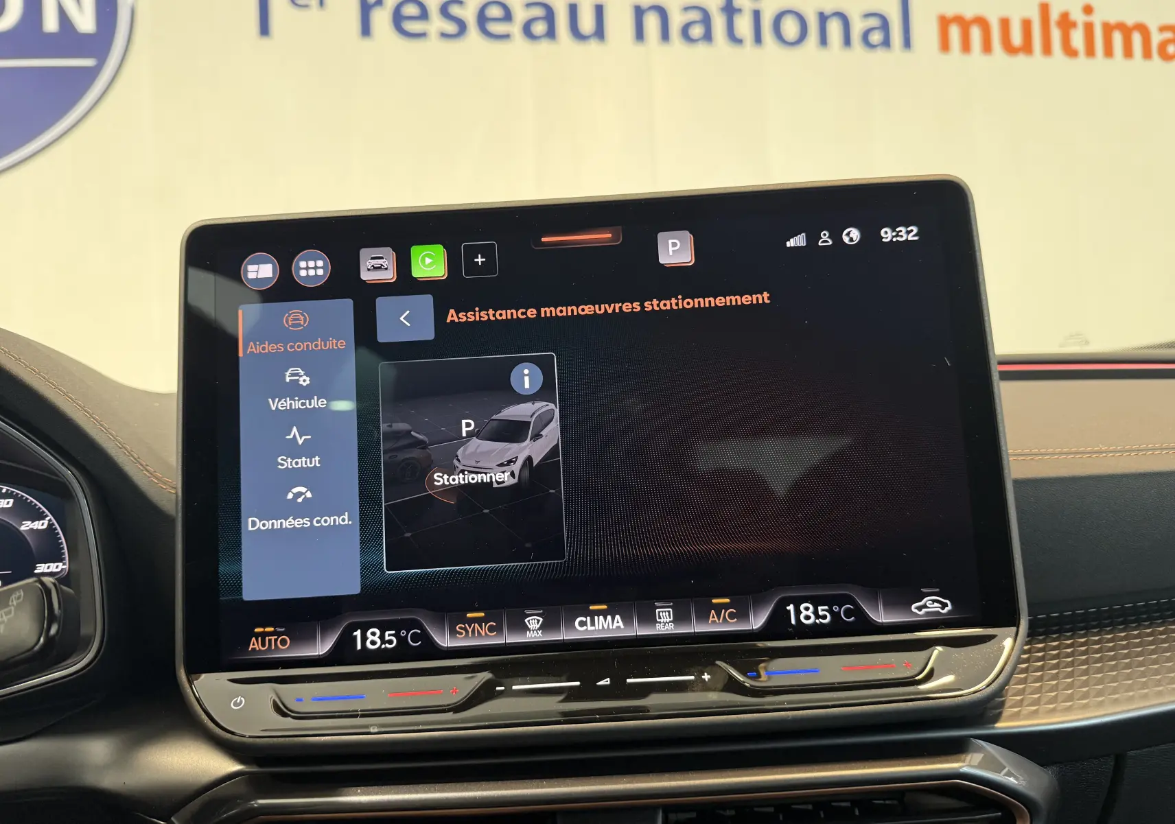 Écran tactile central de la CUPRA Formentor 1.5 eTSI 150CH DSG7 affichant l'assistance aux manœuvres, intérieur noir avec surpiqûres orange.