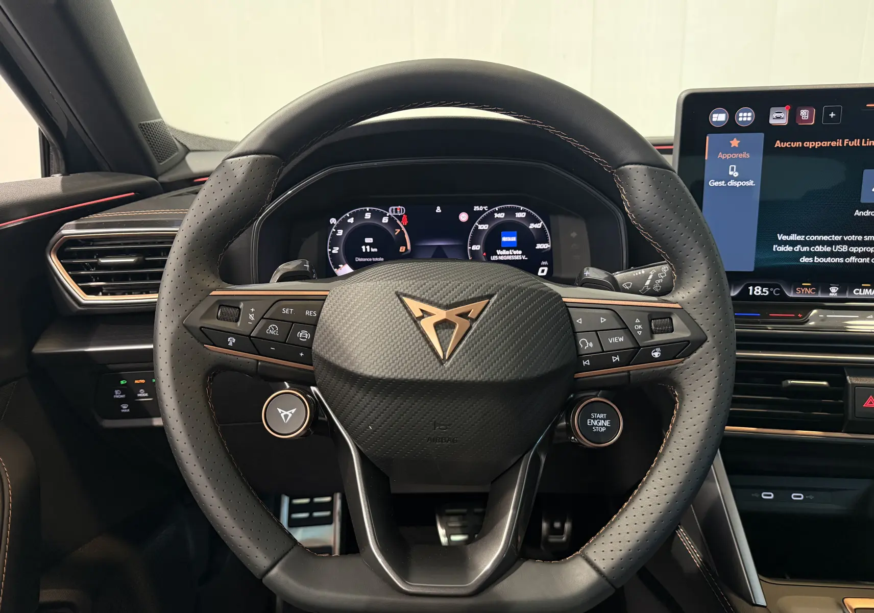 Vue frontale du volant en cuir perforé noir avec logo CUPRA doré, tableau de bord numérique et écran tactile du CUPRA Formentor 2026.