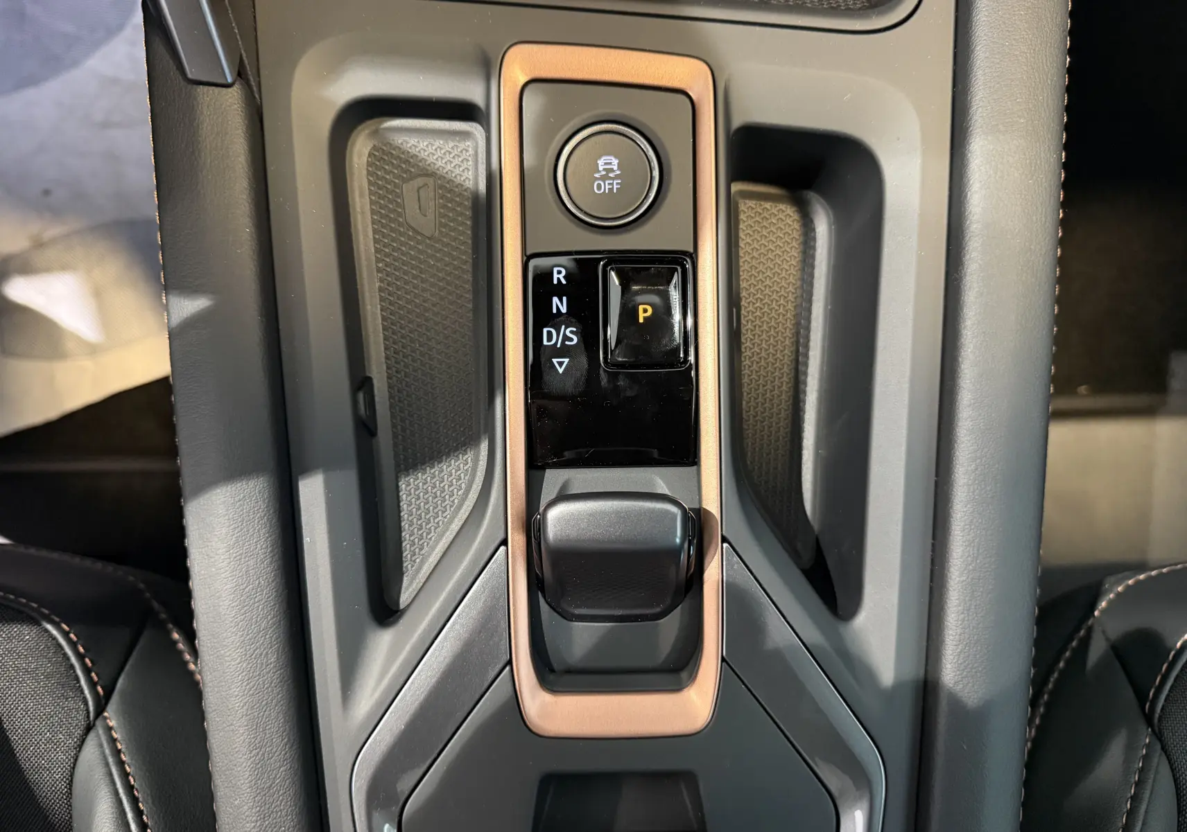 Vue rapprochée de la console centrale du CUPRA Formentor gris, mettant en valeur la commande de boîte automatique et les boutons de contrôle.