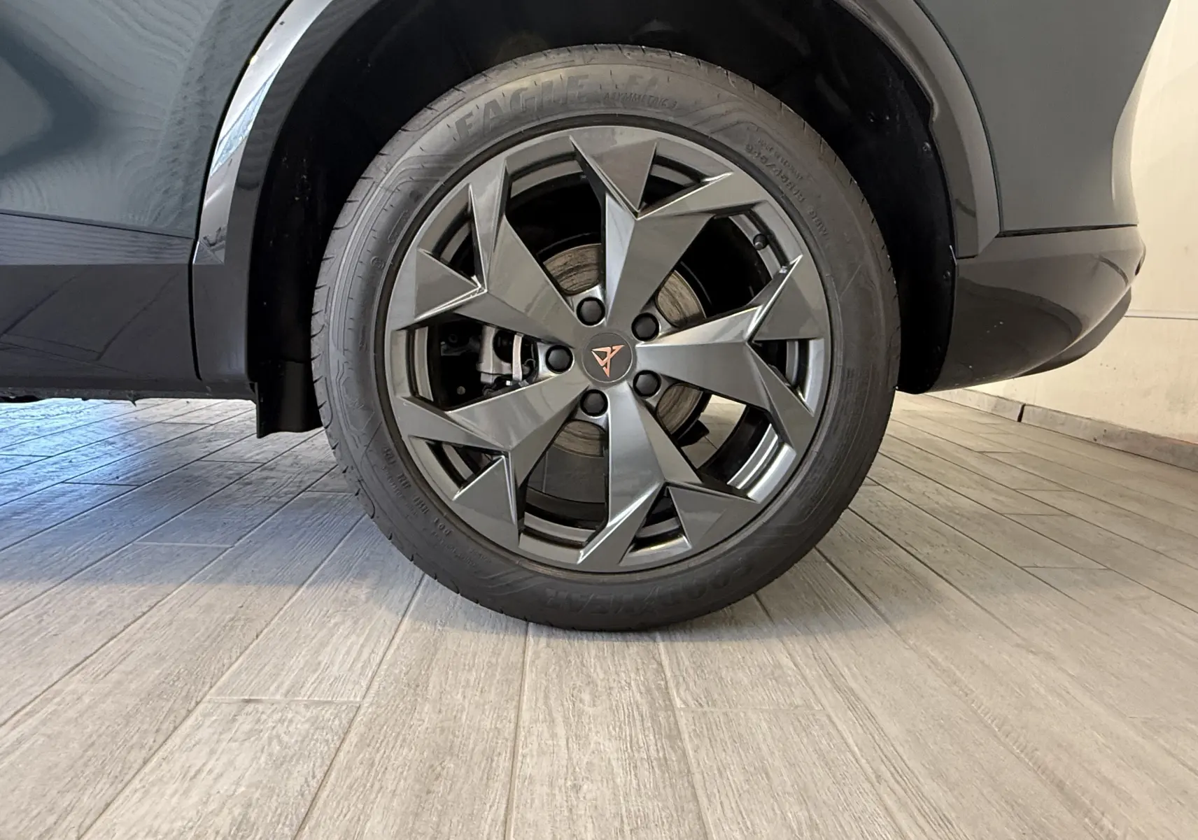 Gros plan sur la roue arrière droite grise du CUPRA Formentor 1.5 eTSI 150CH DSG7 avec jante en alliage au design géométrique.