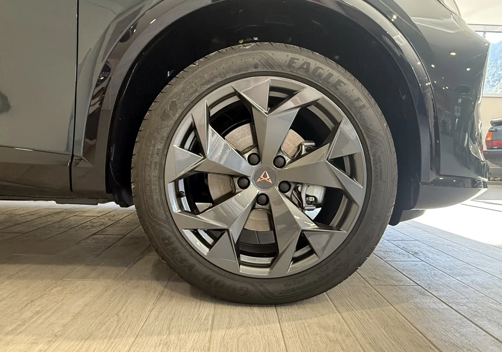 Gros plan sur la roue avant droite gris foncé du CUPRA Formentor 1.5 eTSI 150CH DSG7 avec jante en alliage au design anguleux.