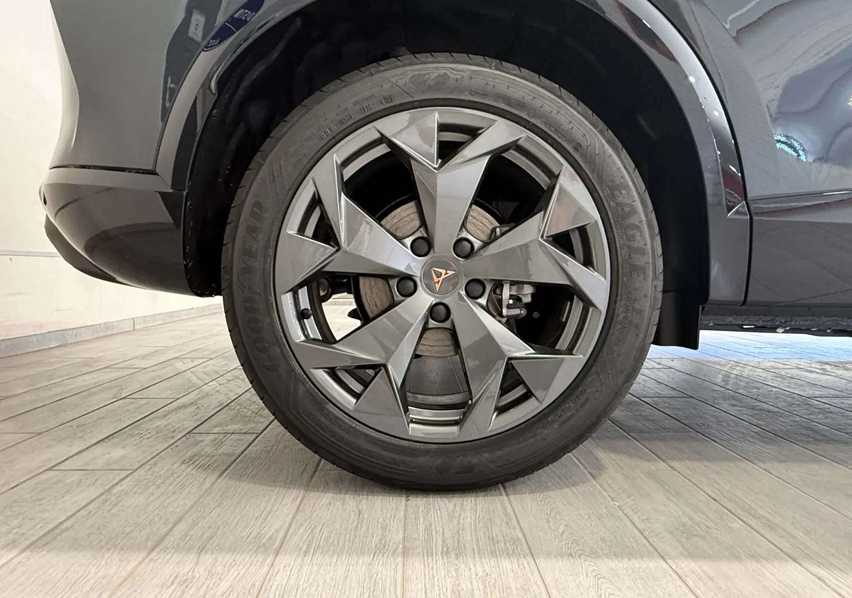 Gros plan sur la roue avant droite gris foncé du CUPRA Formentor 1.5 eTSI 150CH DSG7 avec jante design étoilé.