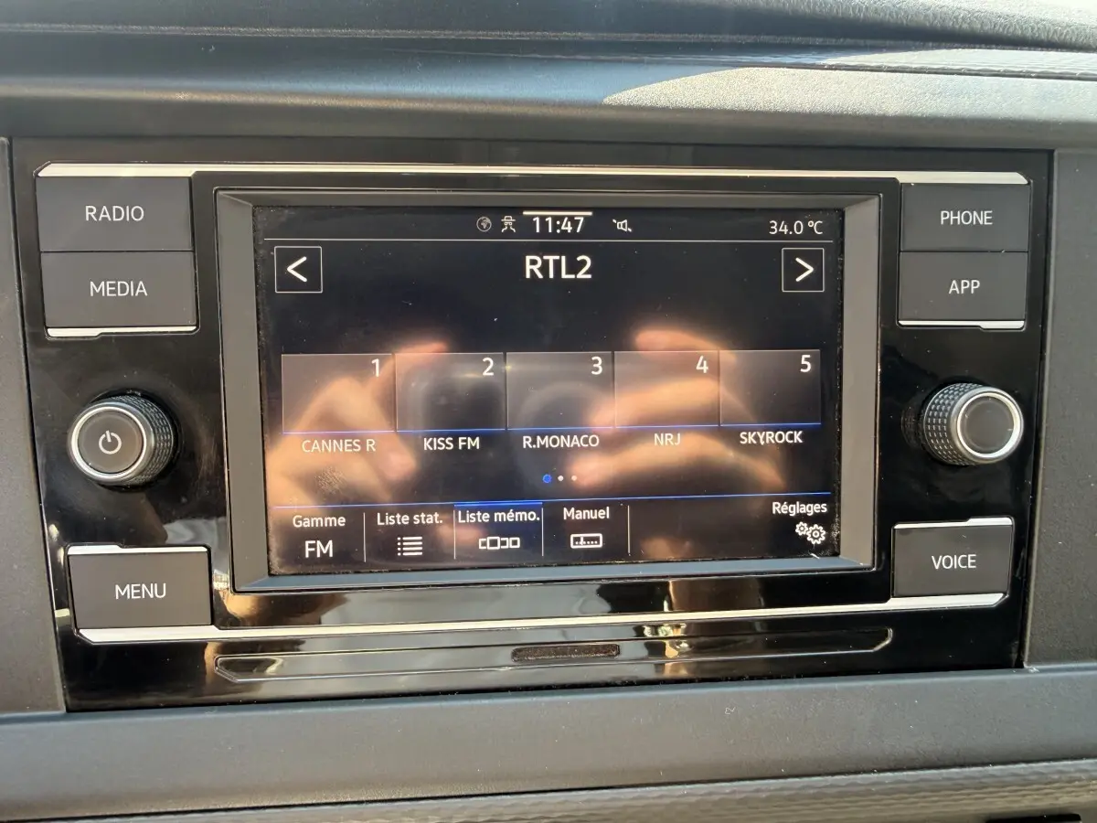 Écran tactile central du Volkswagen Transporter 2.0 TDi 150 DSG7 Business affichant les stations radio FM.