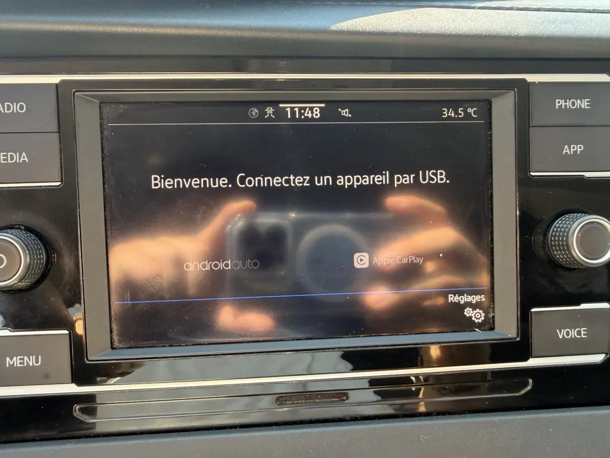 Vue rapprochée de l’écran tactile central du Volkswagen Transporter gris clair 2023 affichant la connexion USB.