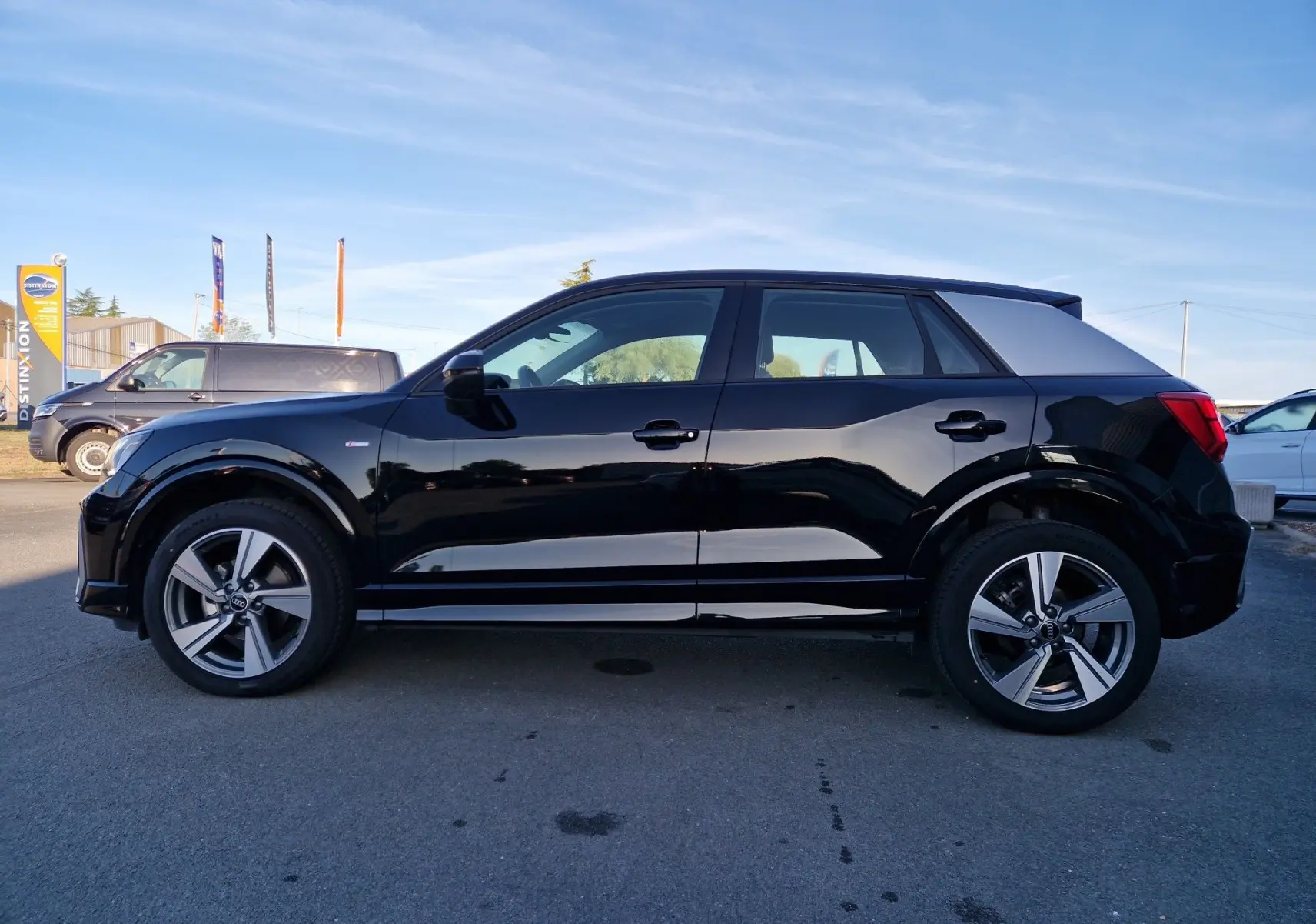 Audi Q2 noir vue de profil côté gauche, soulignant ses jantes alliage et la finition S line distinctive.