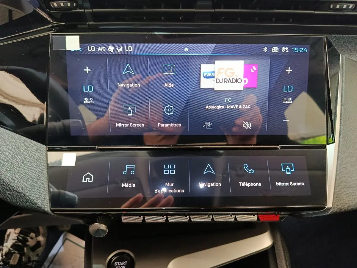 Vue rapprochée de l’écran tactile central multimédia de la Peugeot 308 gris foncé, affichant les options de navigation et média.
