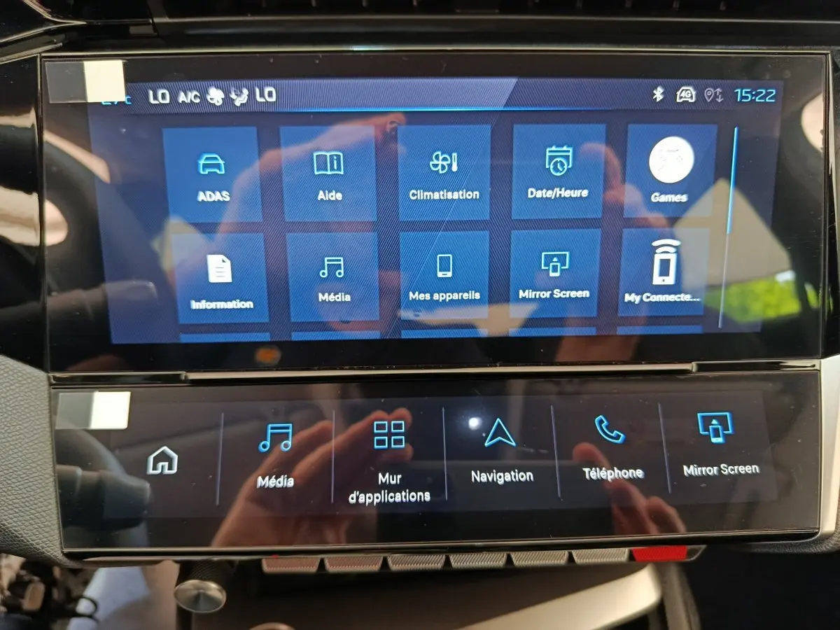 Écran tactile central affichant les menus multimédias et de navigation dans l’habitacle d’une Peugeot 308 gris foncé.