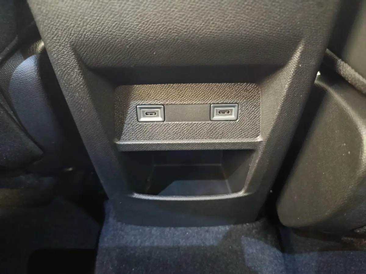 Prise USB double en bas de la console centrale arrière d’une Peugeot 308 gris foncé, intérieur noir.