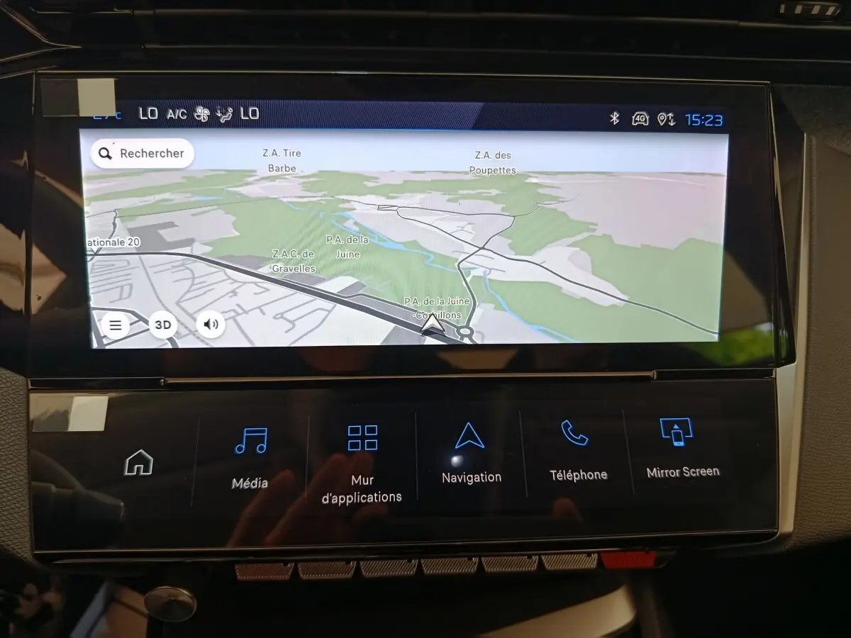 Écran tactile central affichant la navigation dans l’habitacle d’une Peugeot 308 gris foncé, version 2026.