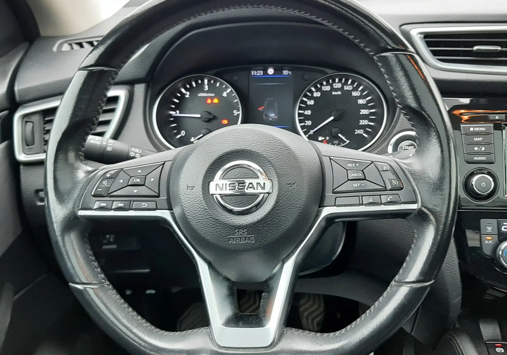 Vue rapprochée du volant noir en cuir du Nissan Qashqai 2020, avec commandes intégrées et tableau de bord visible.