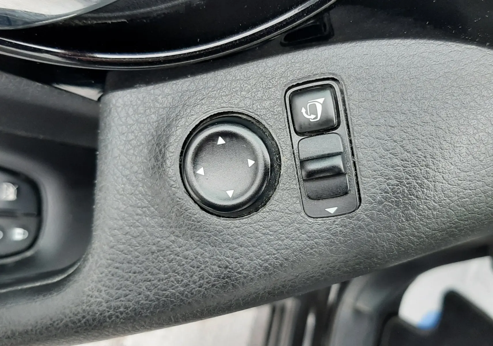 Gros plan sur les commandes de réglage des rétroviseurs côté conducteur du Nissan Qashqai noir 2020.