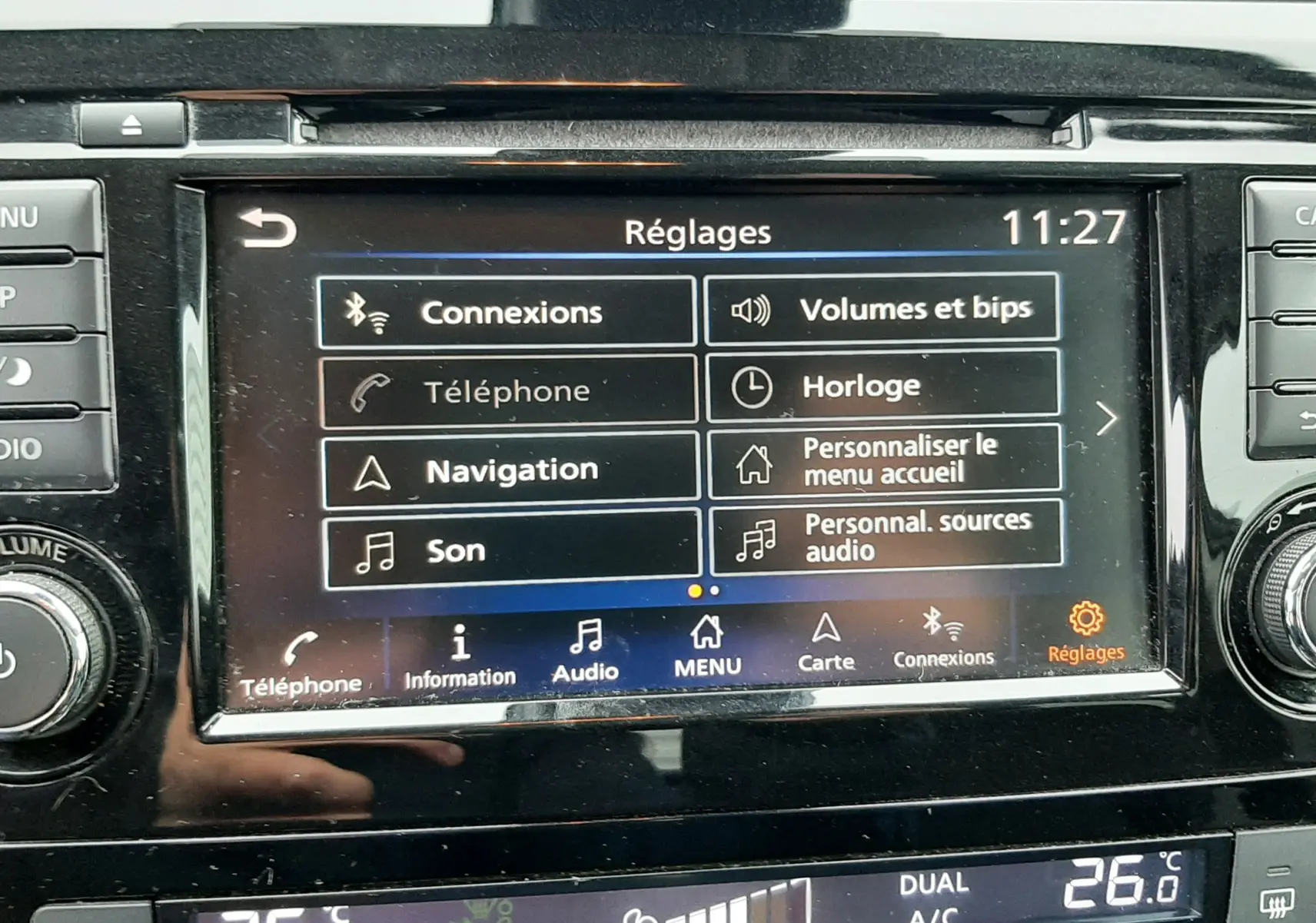 Vue rapprochée de l’écran tactile et de la console centrale noire du Nissan Qashqai DCI 115 N-Connecta 2020.