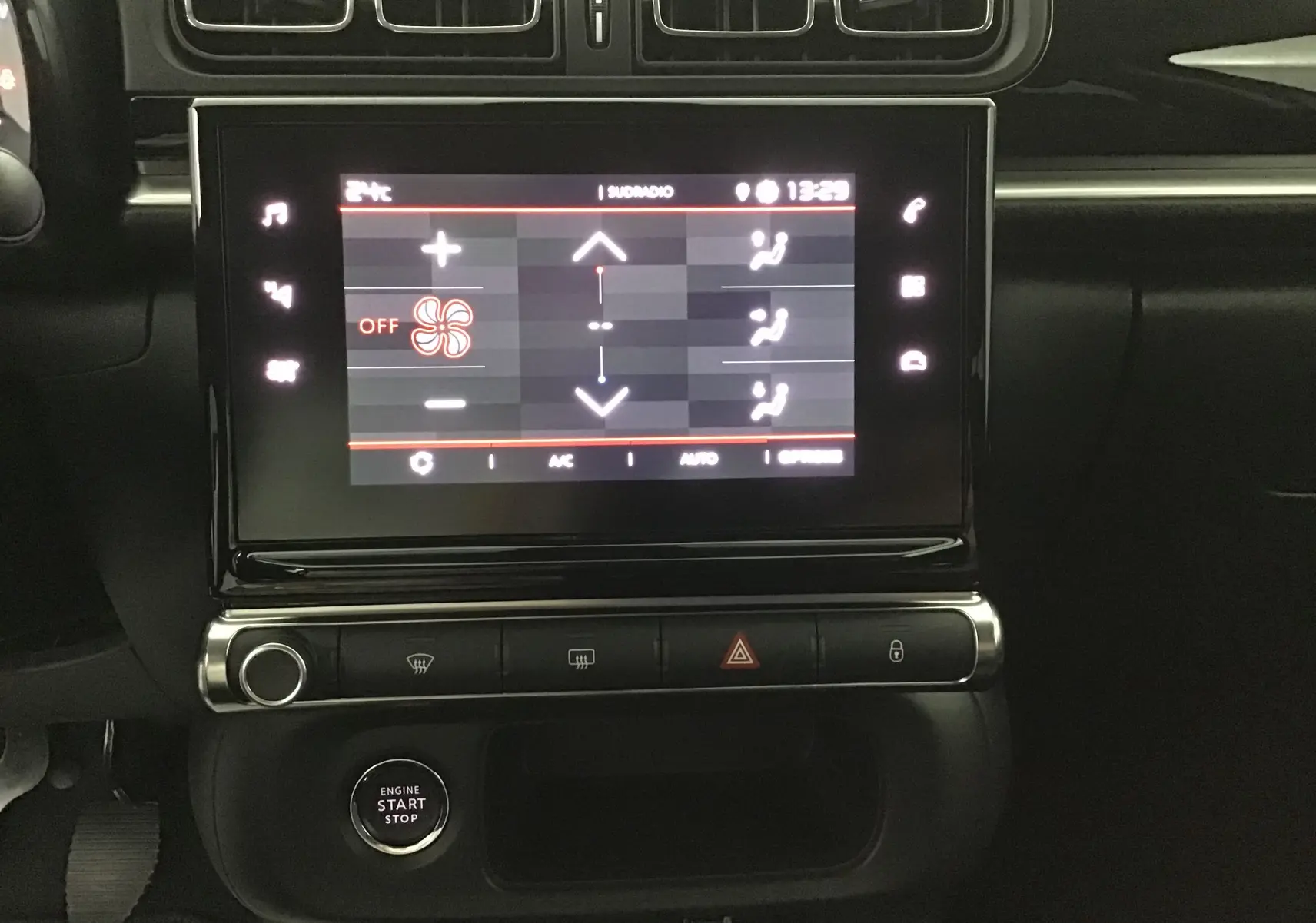 Vue rapprochée de l’écran tactile central et du tableau de bord noir de la Citroën C3 2022 gris platinium/noir.