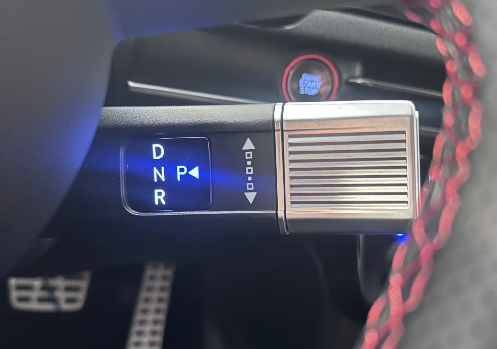 Gros plan sur la commande de boîte automatique avec affichage lumineux D, N, R, P dans l’habitacle du Hyundai Tucson gris Ecotronic.