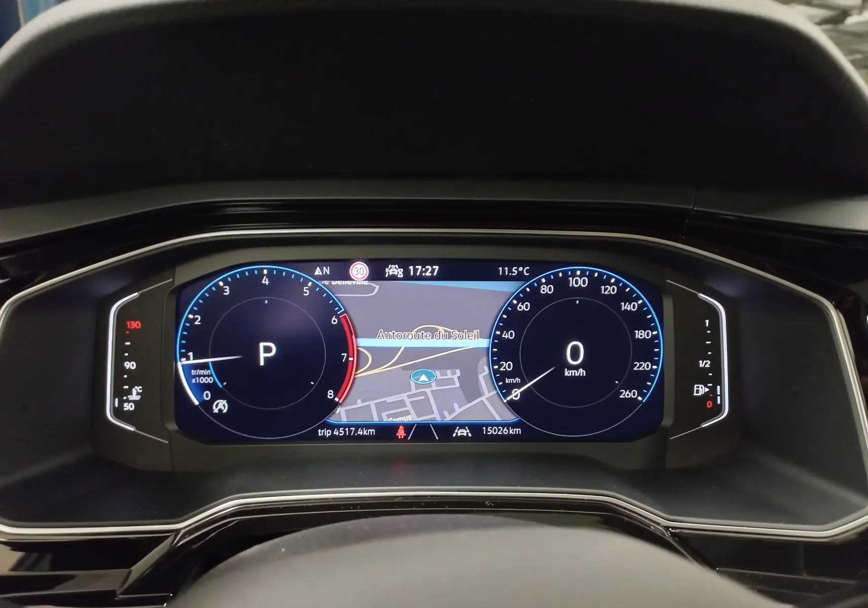 Tableau de bord numérique du Volkswagen Taigo 2025, affichage central avec navigation et compte-tours à gauche, vitesse à droite.