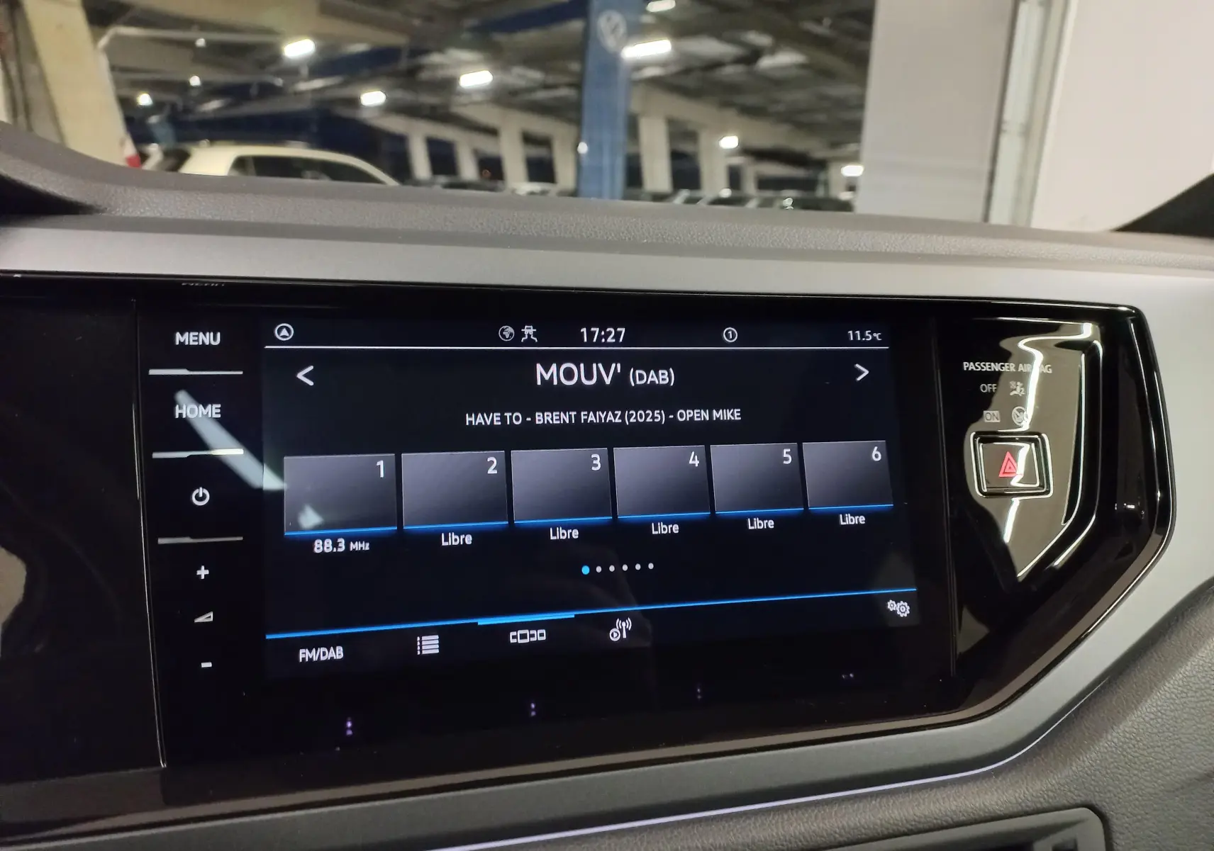 Écran tactile central du Volkswagen Taigo 2025, affichant la radio DAB avec commandes tactiles et bouton d’alerte.