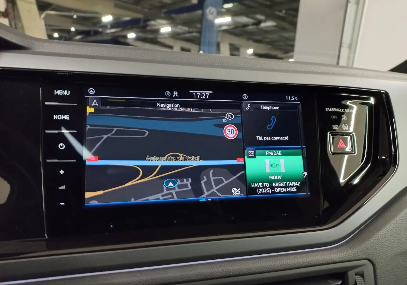 Écran central tactile du Volkswagen Taigo 2025 blanc, vue intérieure sur la navigation et commandes multimédia.