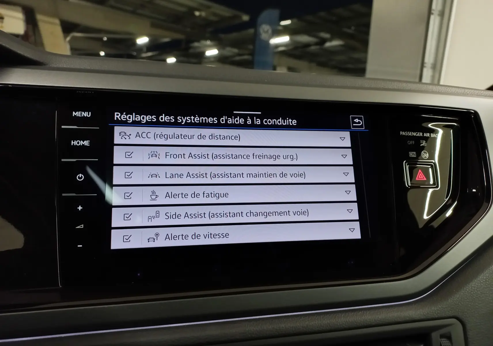 Intérieur du Volkswagen Taigo 2025, écran tactile central affichant les réglages des aides à la conduite.