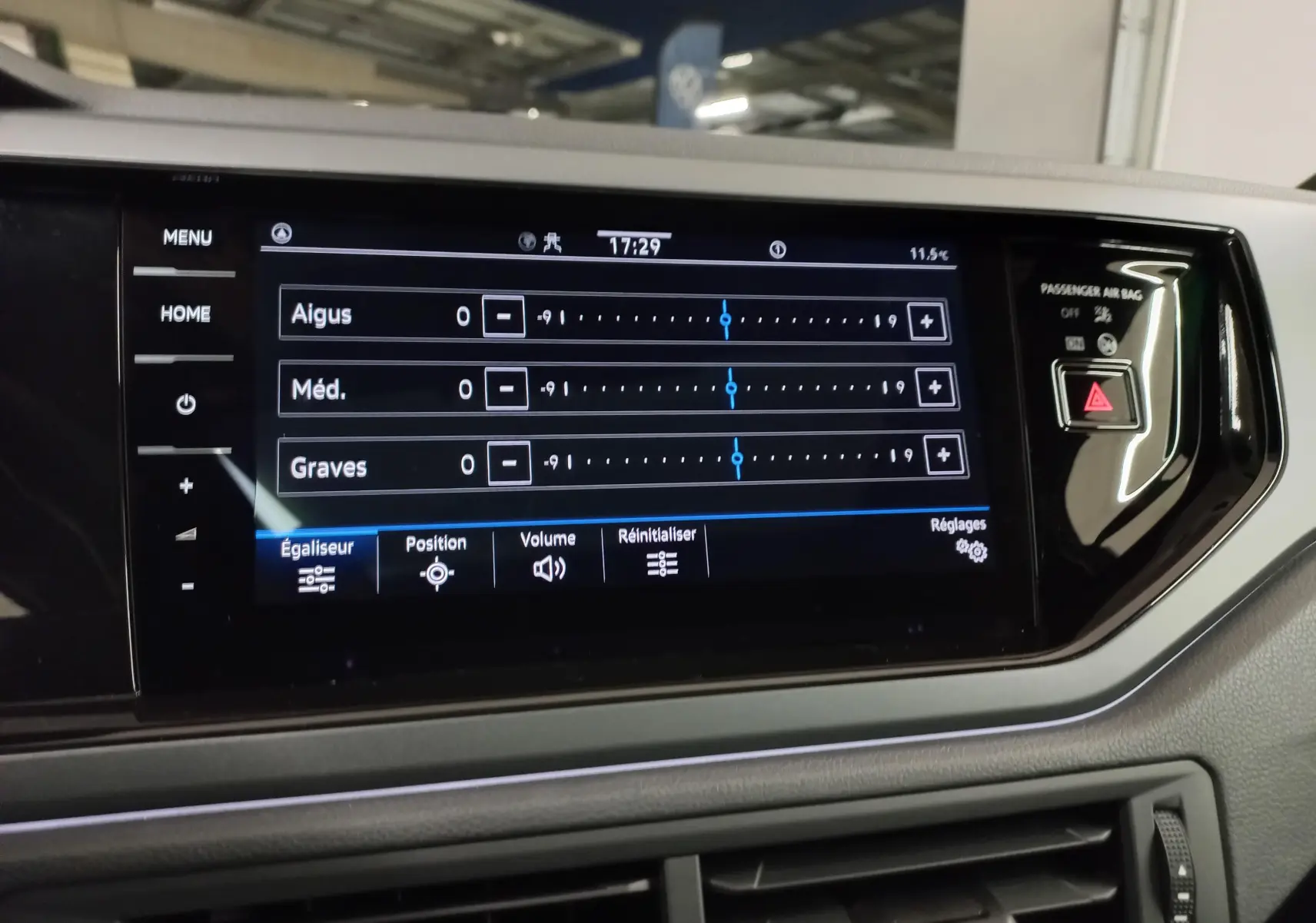 Écran tactile central du Volkswagen Taigo 2025 blanc pur, affichant les réglages de l'égaliseur audio.