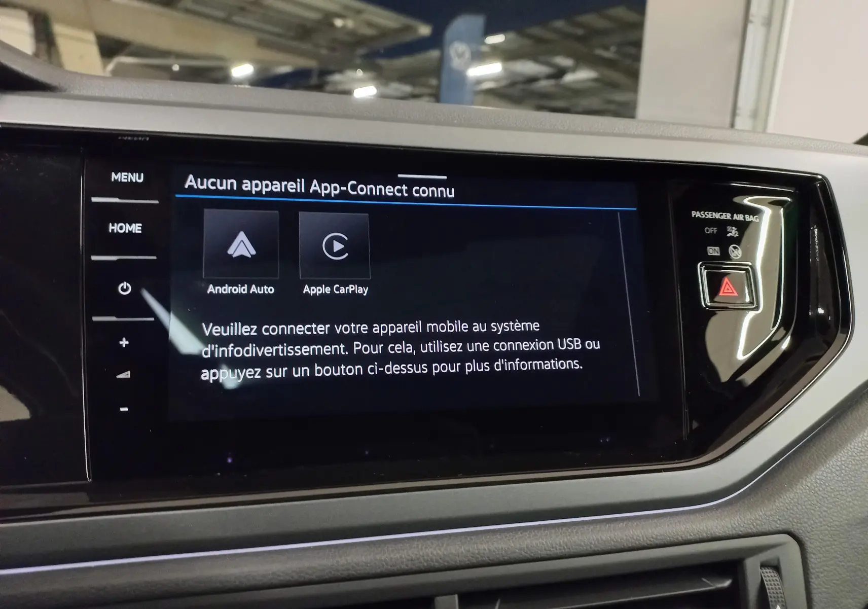 Écran tactile central du Volkswagen Taigo 2025 affichant la connexion Android Auto et Apple CarPlay, intérieur moderne.