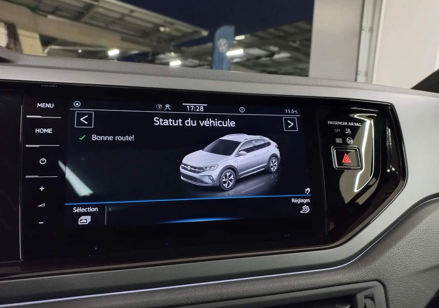 Vue intérieure de l'écran tactile du tableau de bord affichant une image 3/4 avant d'un Volkswagen Taigo blanc pur 2025.