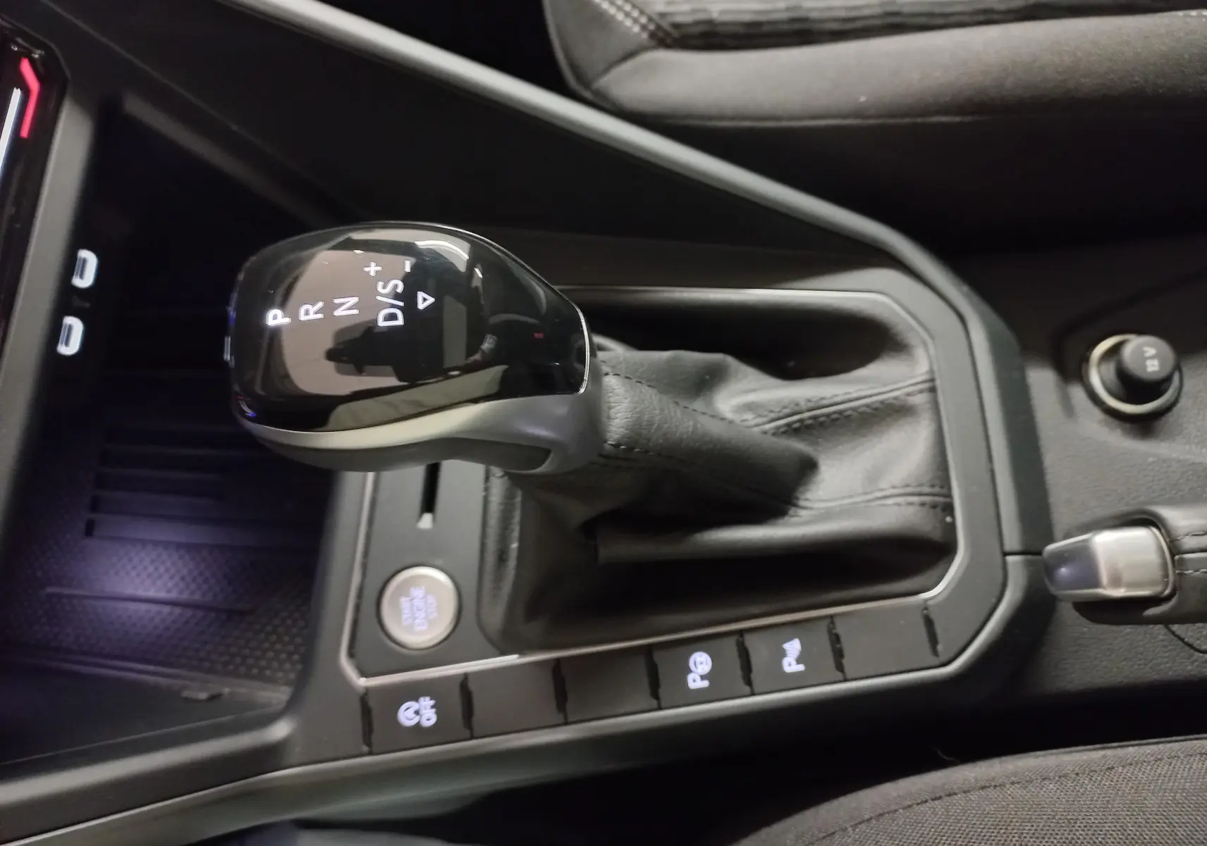 Le levier de vitesse automatique noir du Volkswagen Taigo 2025, vue rapprochée de la console centrale intérieure.