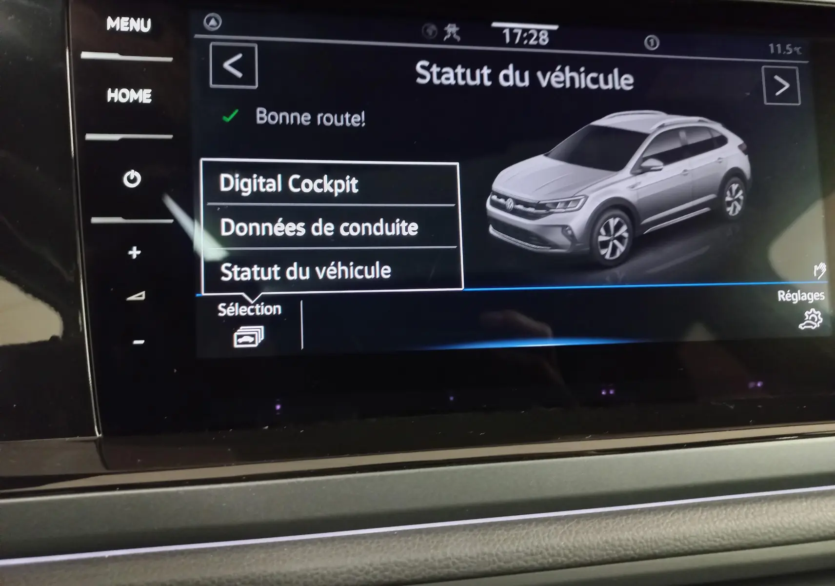 Écran central affichant le statut du véhicule avec une image 3/4 avant d’un Volkswagen Taigo blanc pur 2025.
