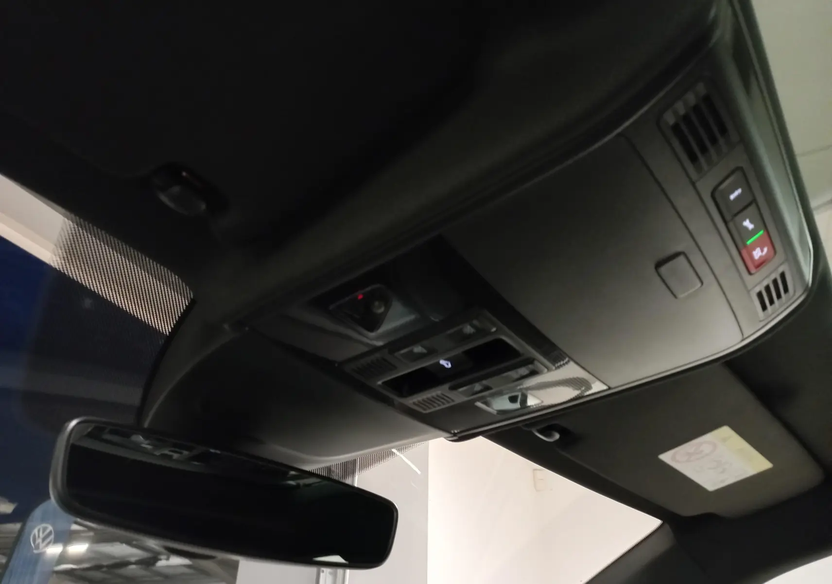 Vue intérieure du toit ouvrant et de la console de plafond du Volkswagen Taigo blanc pur 2025 R-Line Edition.