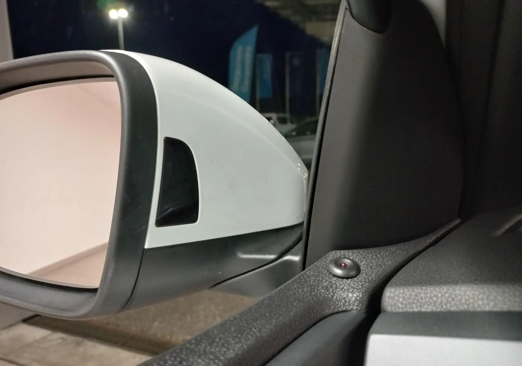 Rétroviseur extérieur gauche blanc pur du Volkswagen Taigo 2025 R-Line, vue depuis l'intérieur côté conducteur.