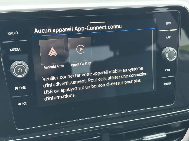 Écran tactile central du Volkswagen T-Roc gris 2025 affichant la connexion Android Auto et Apple CarPlay.