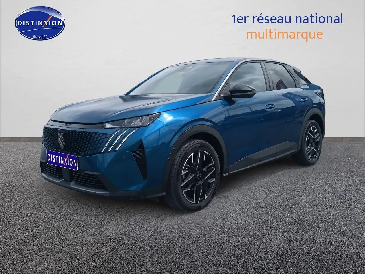 Peugeot 3008 bleu en 3/4 avant droit, avec calandre noire et jantes alliage distinctives.