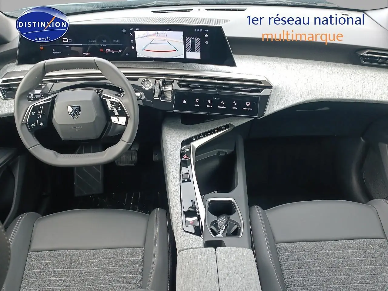 Vue intérieure avant du Peugeot 3008 bleu 2025, volant multifonction et écran tactile avec caméra de recul affichée.