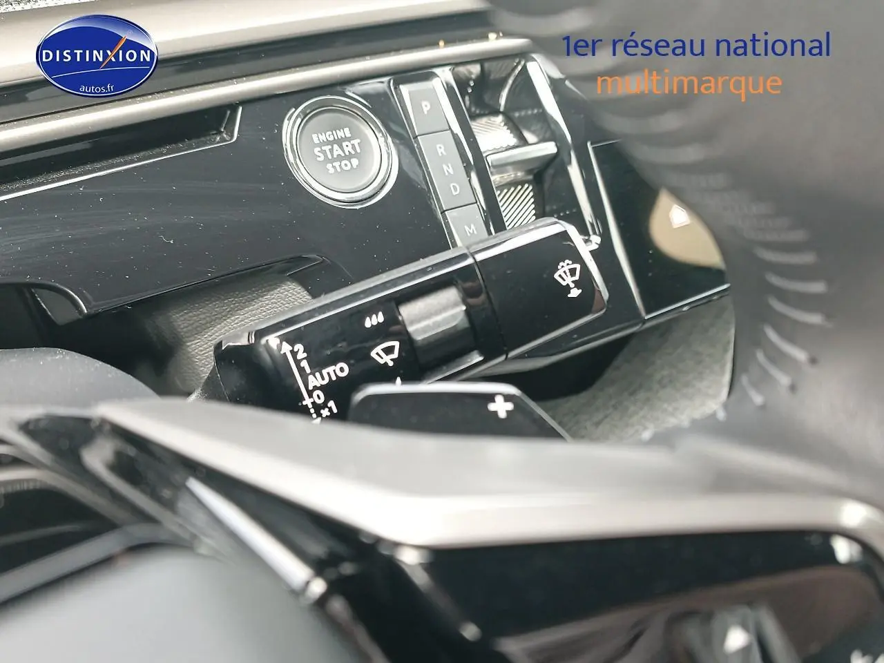 Détail intérieur du Peugeot 3008 2025 montrant la commande de démarrage, levier de vitesses et manette d’essuie-glace.