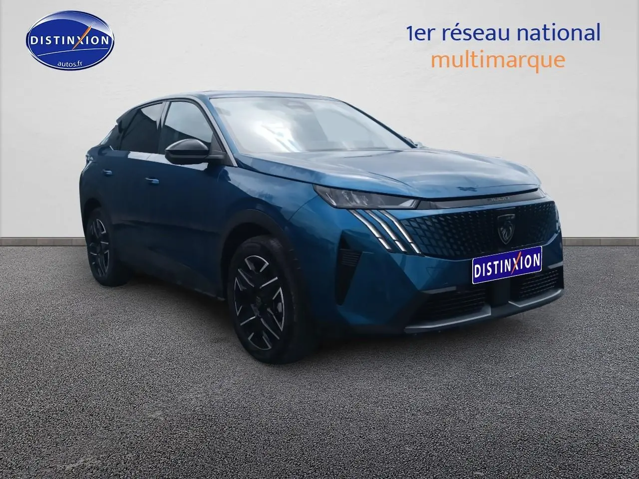 Peugeot 3008 bleu en 3/4 avant droit, avec calandre noire et phares LED distinctifs.