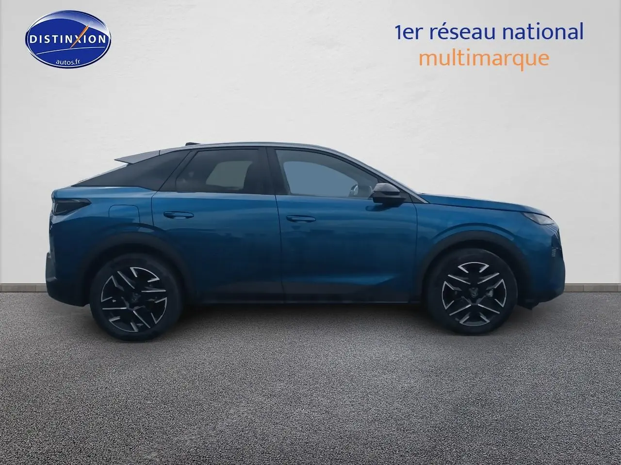 Profil côté gauche d’un Peugeot 3008 bleu 2025 avec jantes alliage et toit noir contrasté.