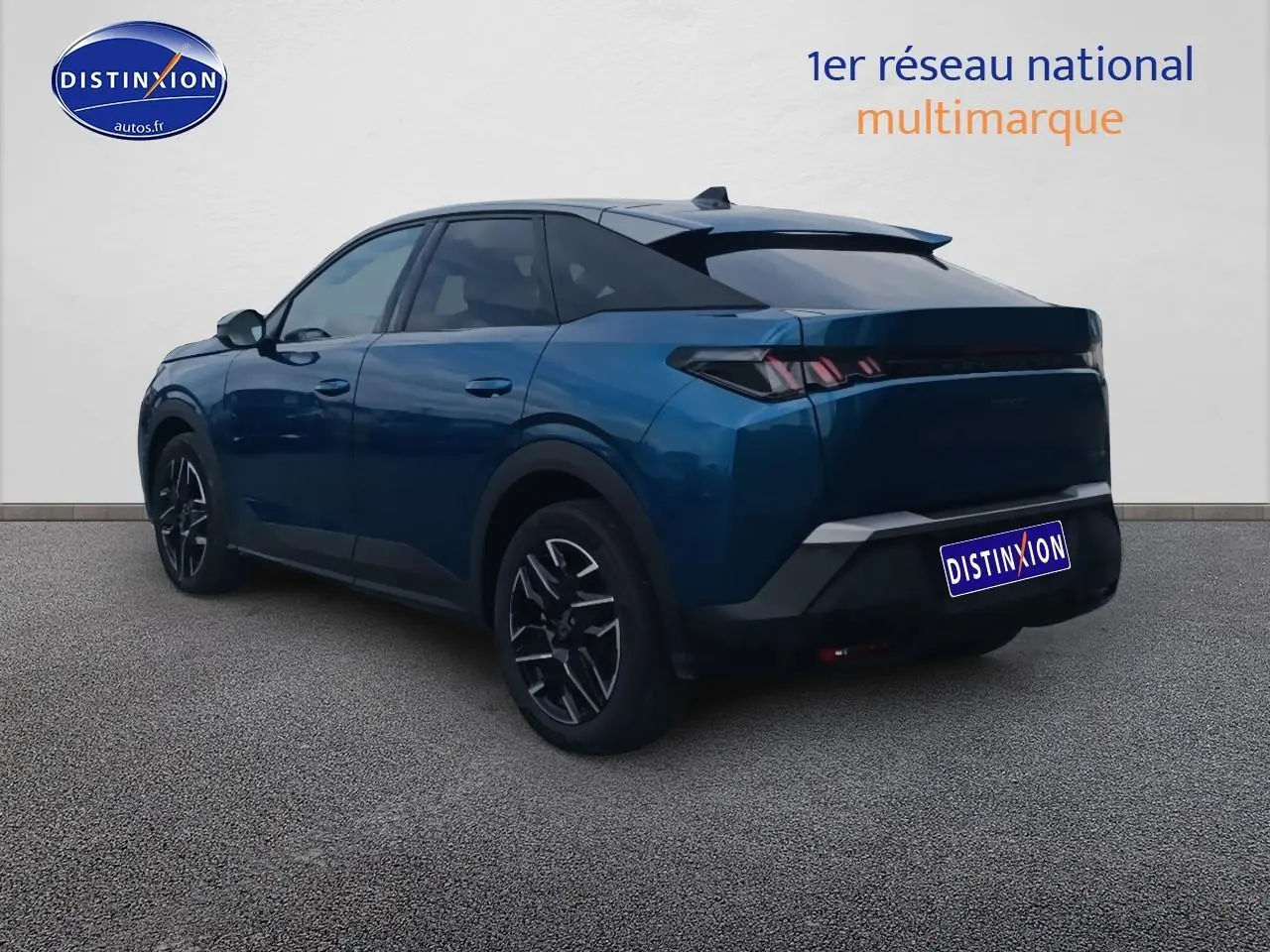 Vue 3/4 arrière droite d'un Peugeot 3008 bleu 2025 avec jantes alu noires et feux arrière LED distinctifs.