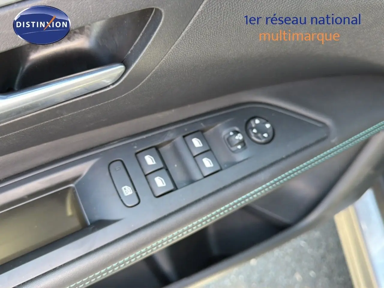 Détail de la porte côté gauche du Peugeot 3008 gris Artense, avec commandes des vitres et rétroviseurs, surpiqûres bleues visibles.